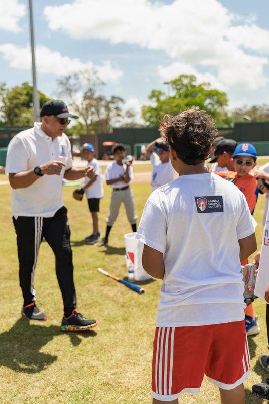 Niños jugando al béisbold